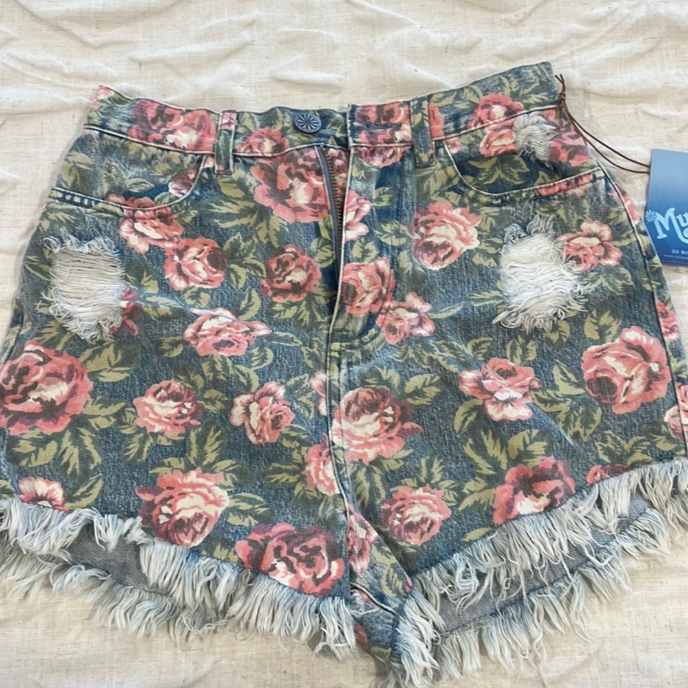 Mumu blue denim floral shorts - new with tags - size 27